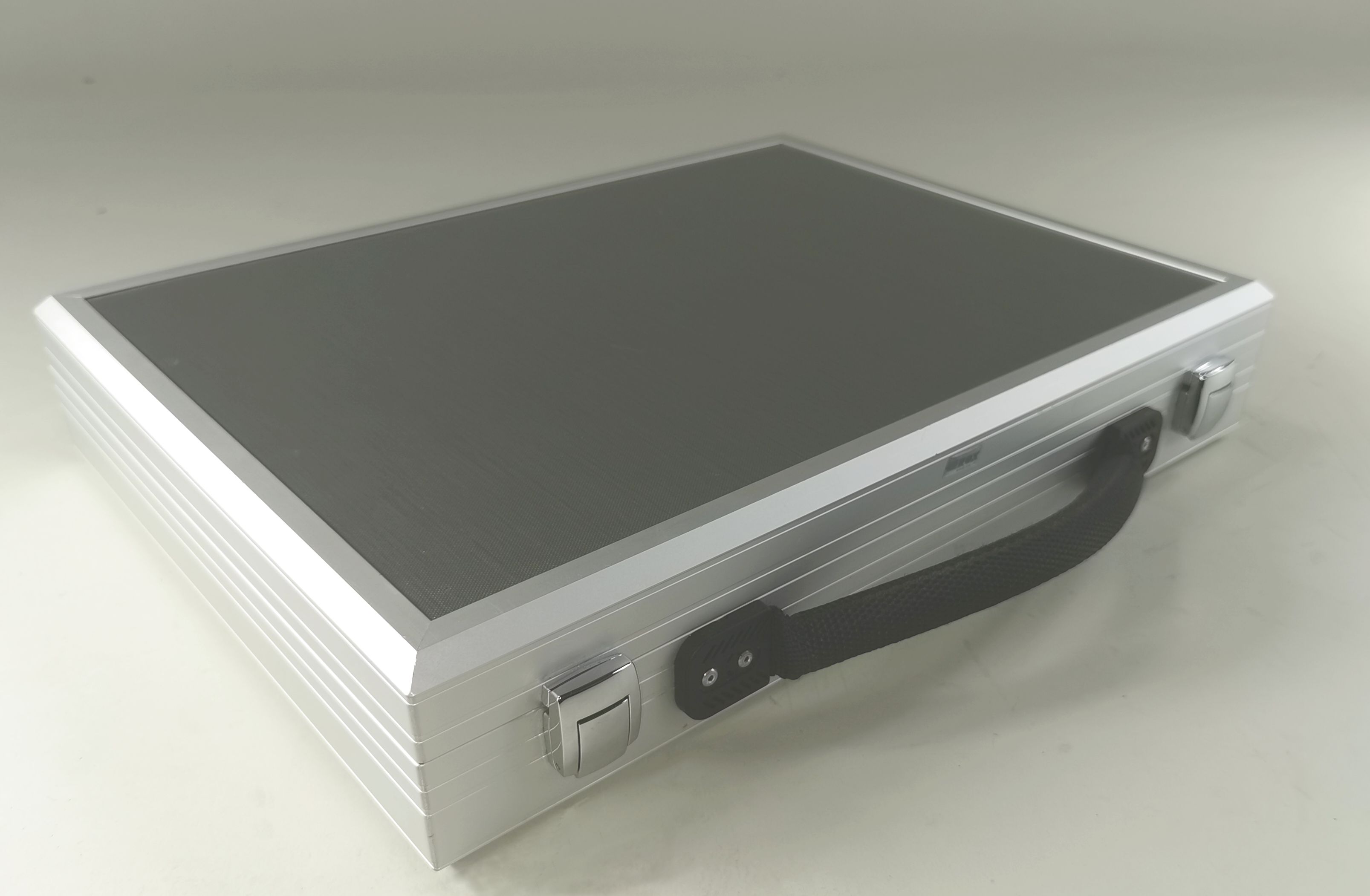 SOLID-LITE KASSETTE 2 Aluminium-Koffer silber SOLID-LITE KASSETTE 2 Aluminium-Koffer silber